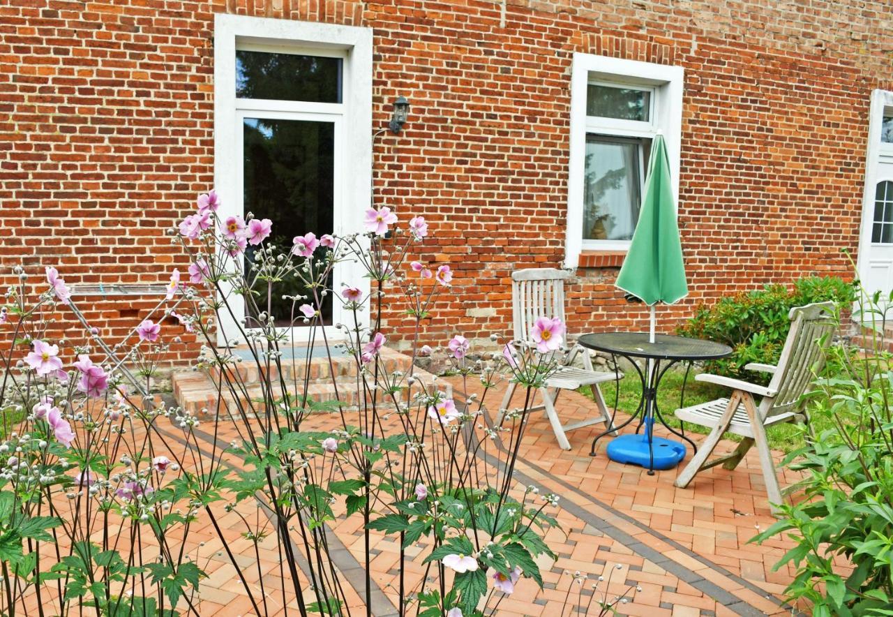 Ferienwohnungen Im Gutshaus Gnies Ngoại thất bức ảnh