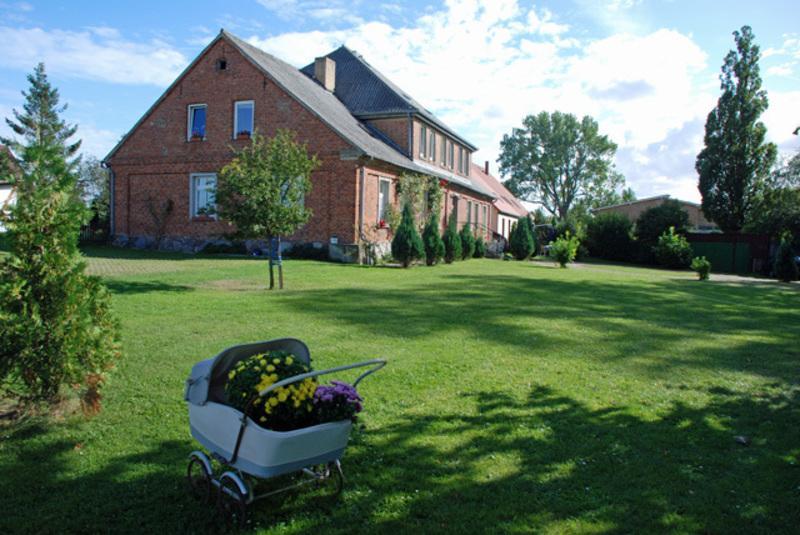 Ferienwohnungen Im Gutshaus Gnies Ngoại thất bức ảnh